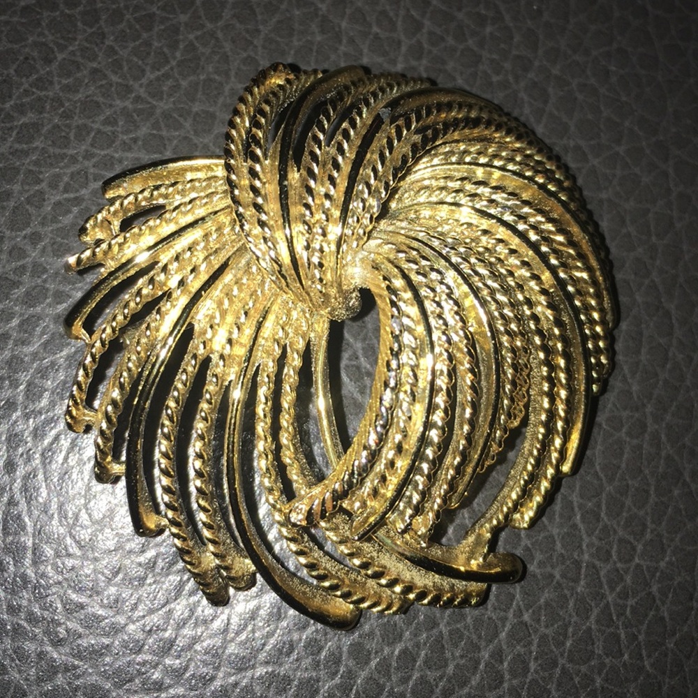 Brooch-Gold tone spray